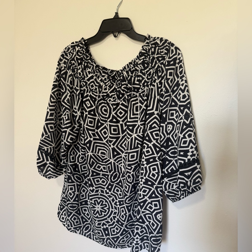 Gibson Latimer Black and White Geometric Blouse - Picture 1 of 7